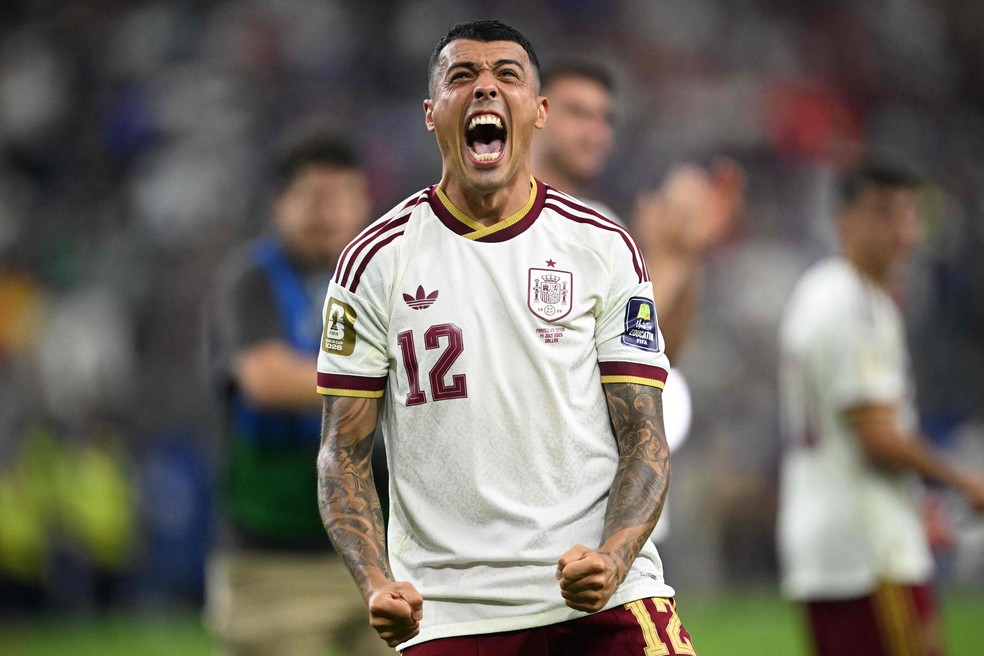 Pedro Porro comemora classificação da Espanha para a final da Copa do Mundo — Foto: MAURO PIMENTEL / AFP