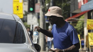  A cena de ambulantes vendendo água mineral é uma constante nas esquinas e ruas da cidade  — Foto: Gabriel de Paiva
