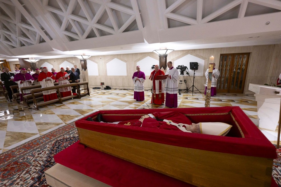 Fotos: Veja as primeiras imagens do corpo de Papa Francisco no caixão
