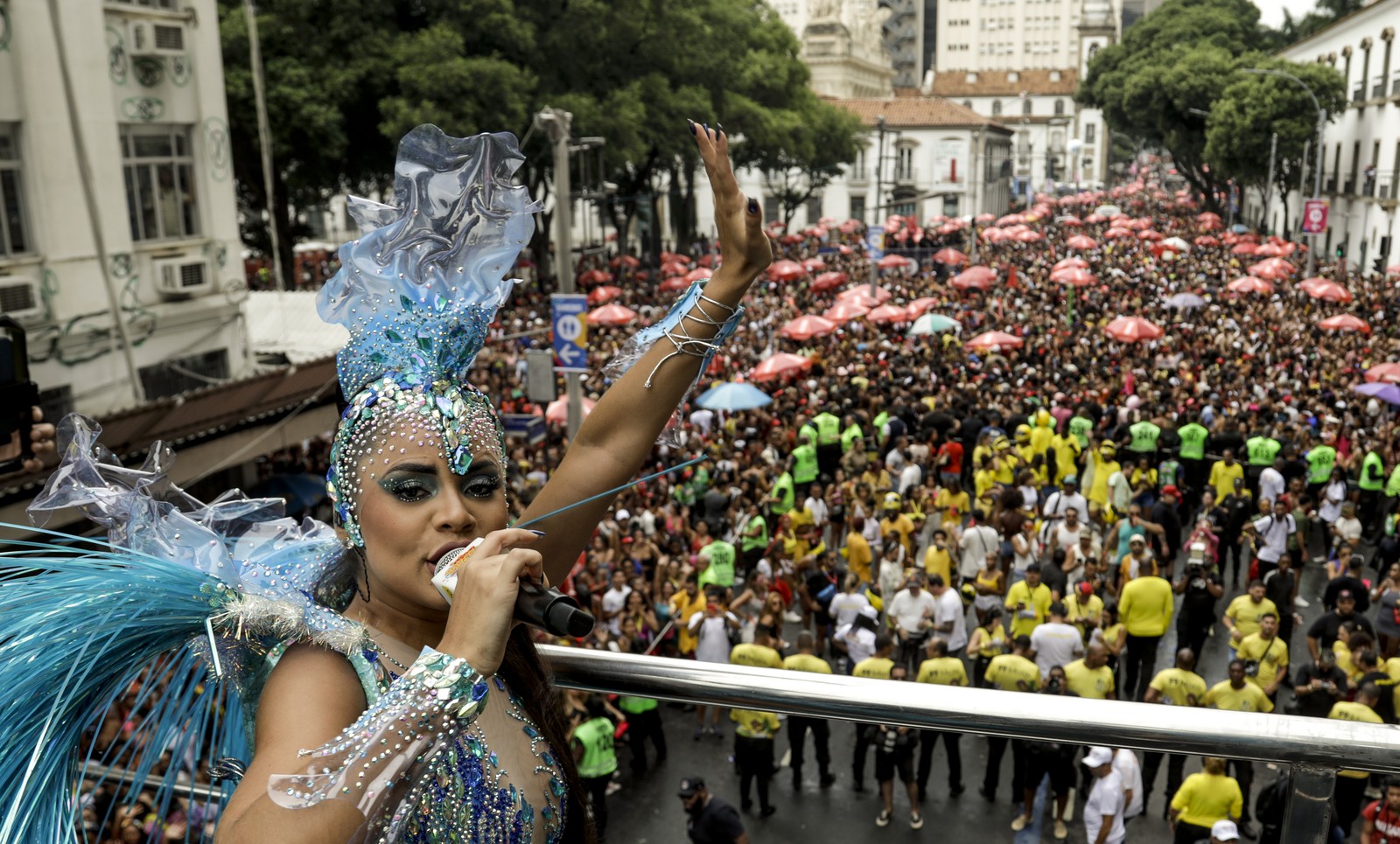 Carnaval de rua: 260 garrafas de vidro e 13 facas são apreendidas ...