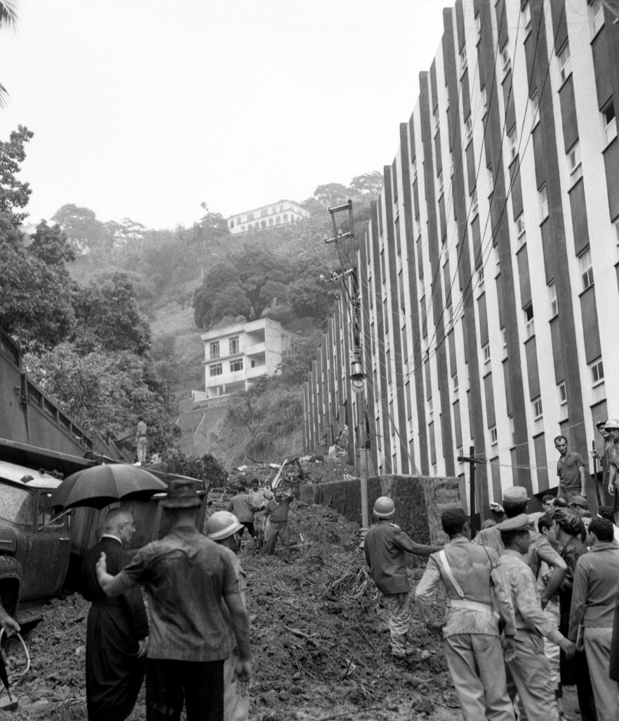 Desabamento de terra no alto da Rua Santo Amaro, em Santa Teresa — Foto: Arquivo / Agência O Globo
