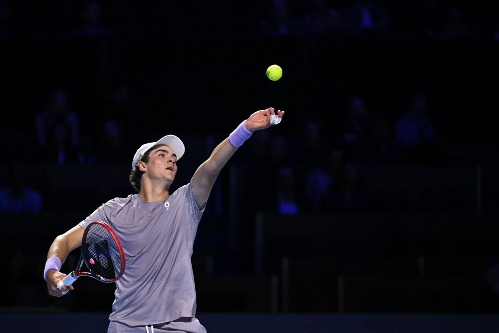 João Fonseca durante el partido de cuartos de final del ATP 500 de Basilea — Foto: Fabrice COFFRINI / AFP