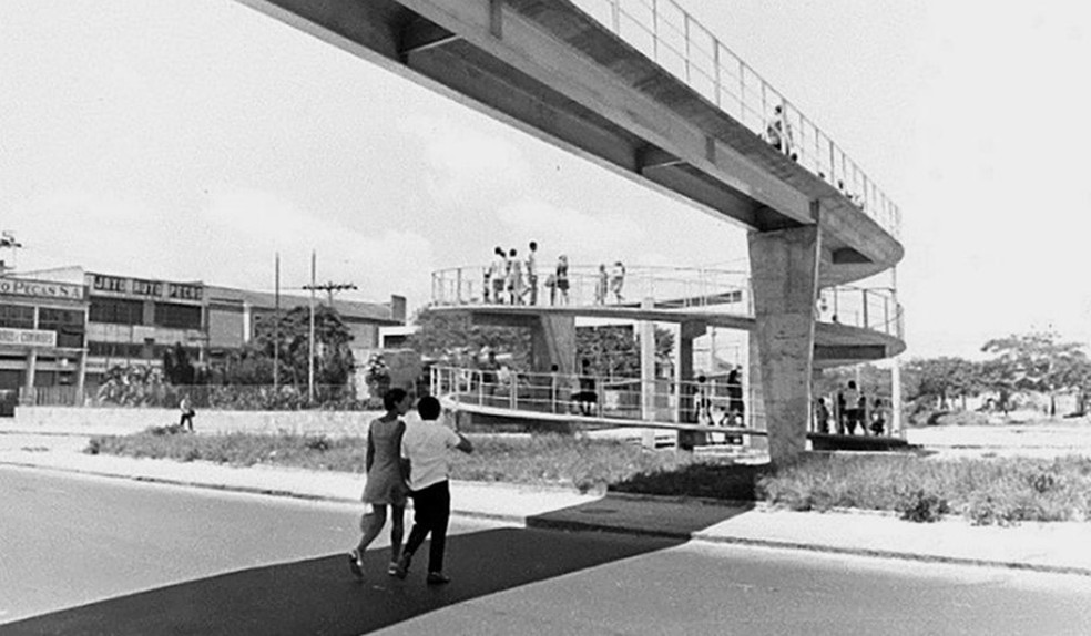 As primeiras. A passarela caracol na Avenida Brasil, na altura de Ramos — Foto: Arquivo Geral da Cidade