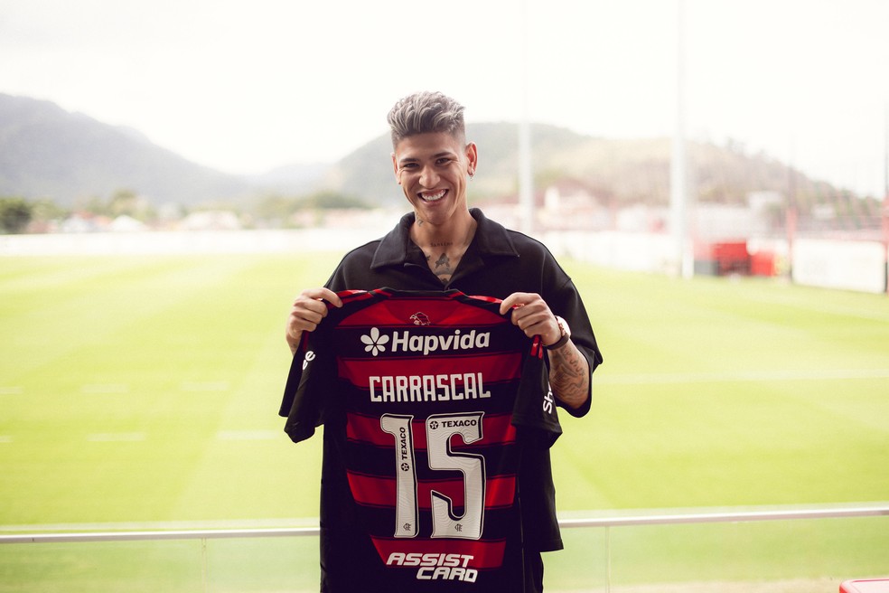 Carrascal é o novo camisa 15 do Flamengo — Foto: Adriano Fontes/Flamengo