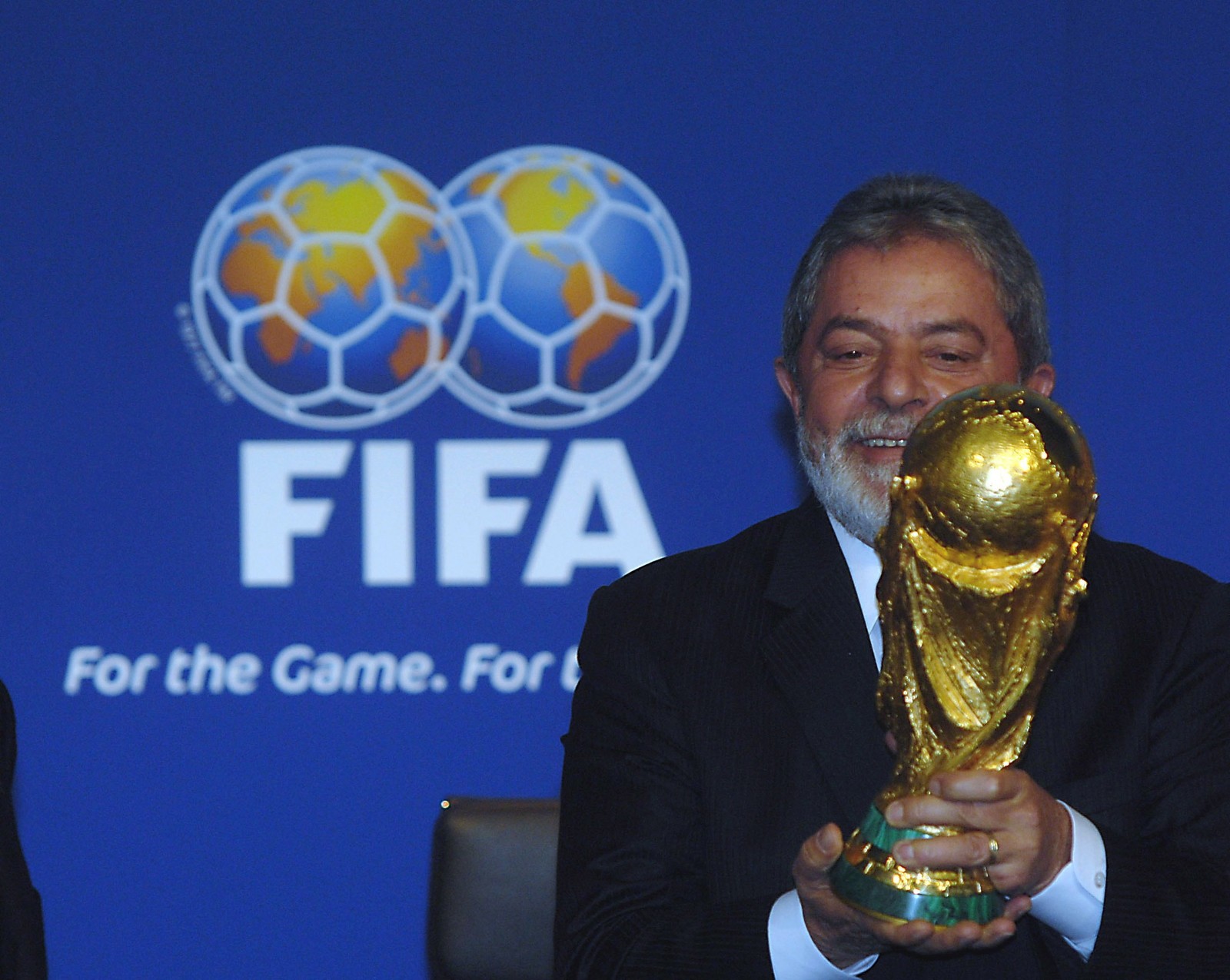 ESP - Zurique (Suíça) - O presidente Luiz Inàcio Lula da Silva segura taça na cerimônia que confirma o Brasil como sede da Copa do Mundo de 2014 Foto : — Foto: Marcello Casal Jr./ Agência Brasil