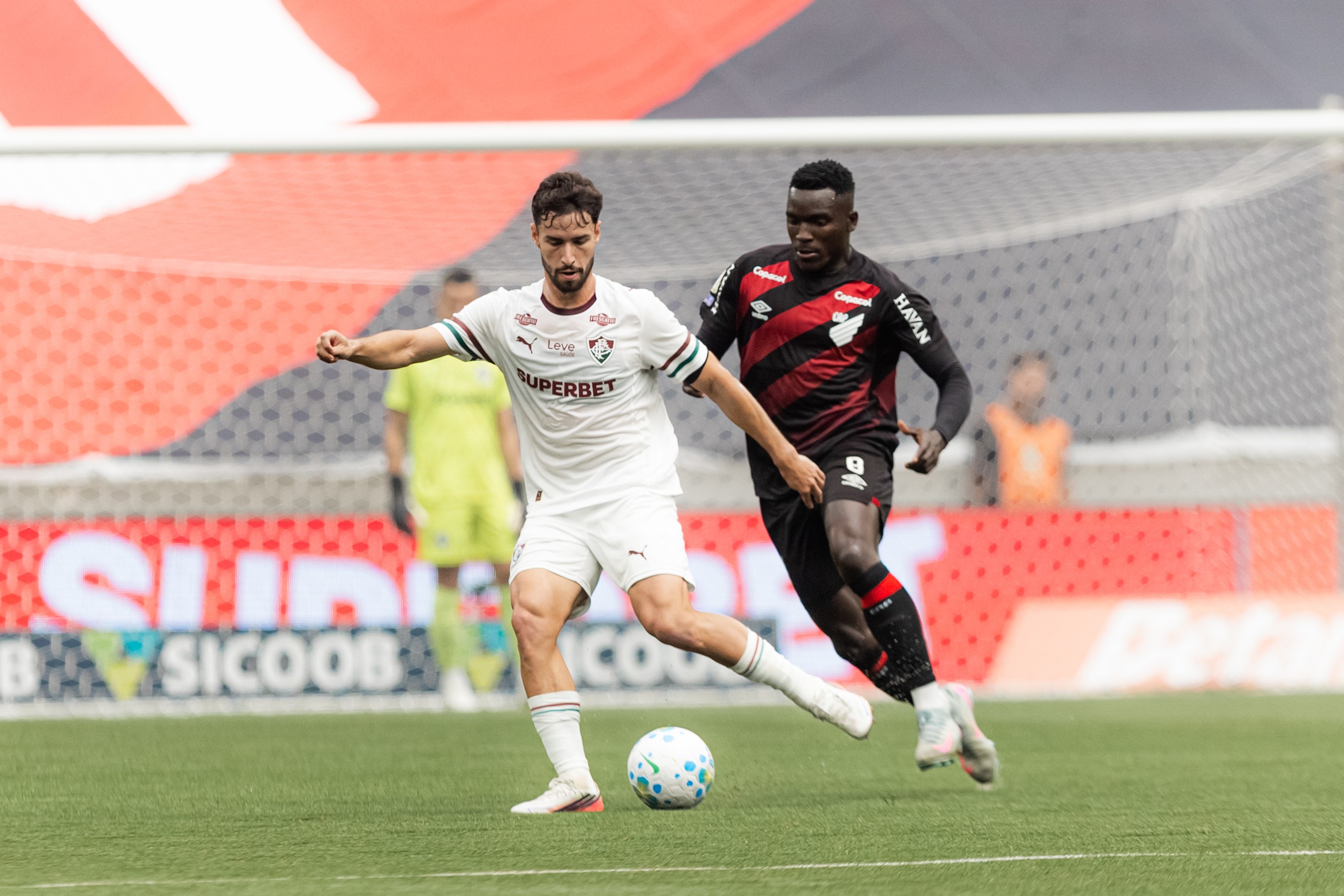 Em jogo movimentado pelo Brasileirão, Fluminense vira sobre o Athletico, mas sofre empate no fim - QTU Questões do Universo