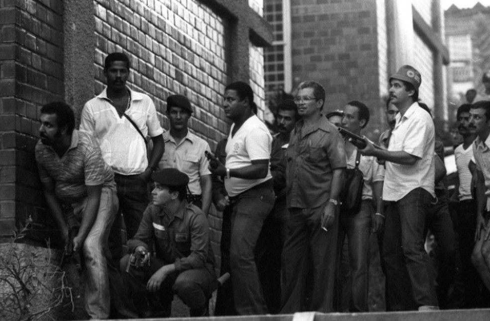Police officers during a shootout with Ze Bigodi in 1981 - Photo: Alberto Jacob/Agência O GLOBO