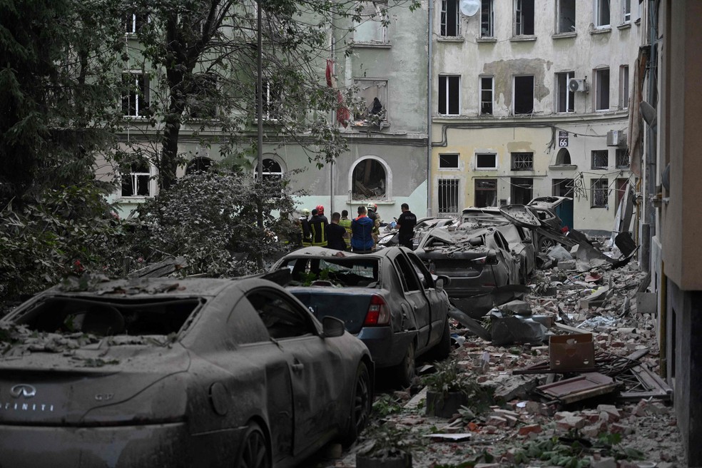 Lviv tem sido alvo de constantes ataques russos, inclusive com mísseis — Foto: Yuriy Dyachyshyn/AFP