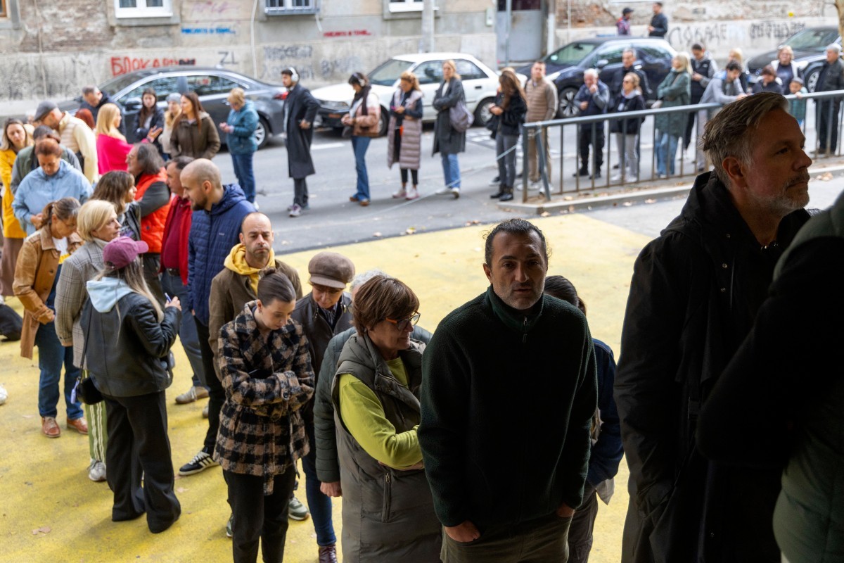 Populista reconhece derrota para movimento estudantil em eleição com participação recorde na Sérvia