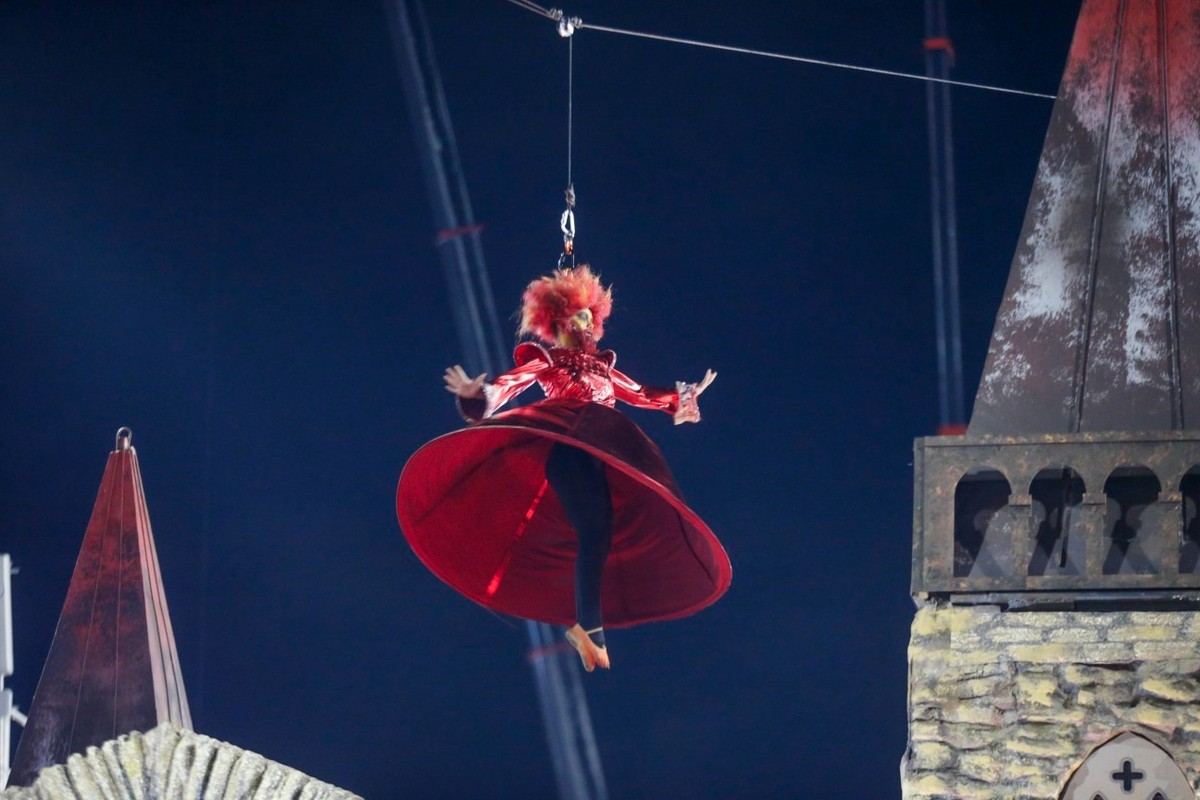 Conheça Karine Magalhães, dançarina circense que desfilou pendurada pelos cabelos, na comissão de frente da Porto da Pedra