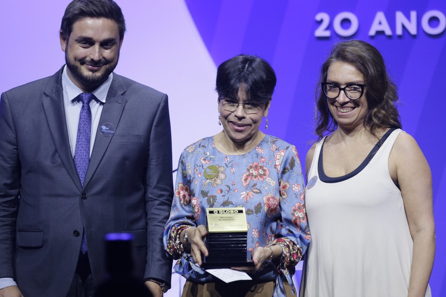 A bióloga Mercedes Bustamante, vencedora na categoria Ciência e Saúde do Faz Diferença com a editora de Saúde Adriana Dias Lopes, e do diretor da sucursal em Brasília, Thiago Bronzatto