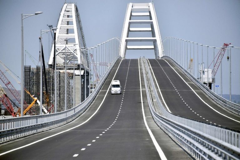 Imagem da Ponte de 19 km inaugurada por Putin na Crimeia em 2018 — Foto: Alexander Nemenov/AFP 