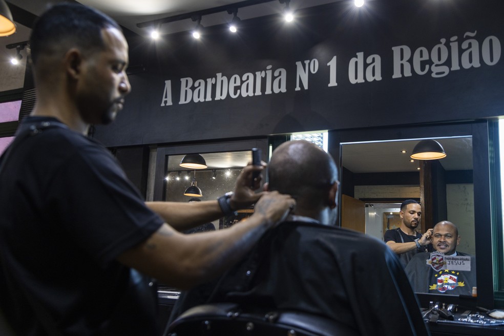 Os planos de assinatura ajudaram a Barbearia Club RJ, na Barra da Tijuca, a "sair do vermelho" após a pandemia — Foto: Guito Moreto / Agência O Globo