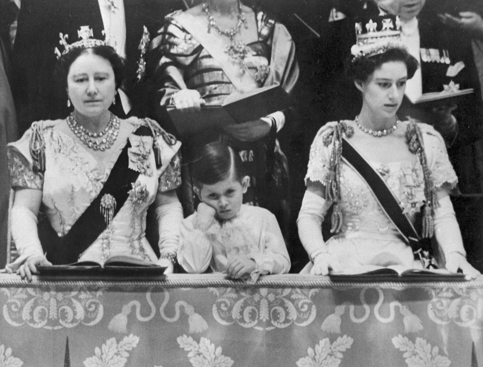 A rainha-mãe Elizabeth, o príncipe Charles e a princesa Margaret durante a coroação da rainha Elizabeth II, na Abadia de Westminster, em 1953 — Foto: INTERCONTINENTALE / AFP