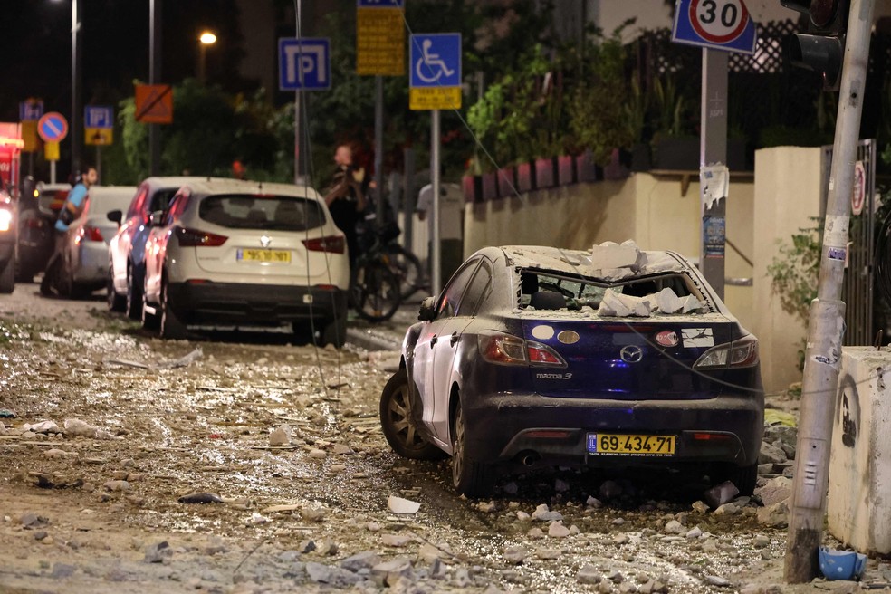 Cenário de destruição em uma rua de Tel Aviv após ataque ataque surpresa do Hamas a Israel — Foto: JACK GUEZ / AFP