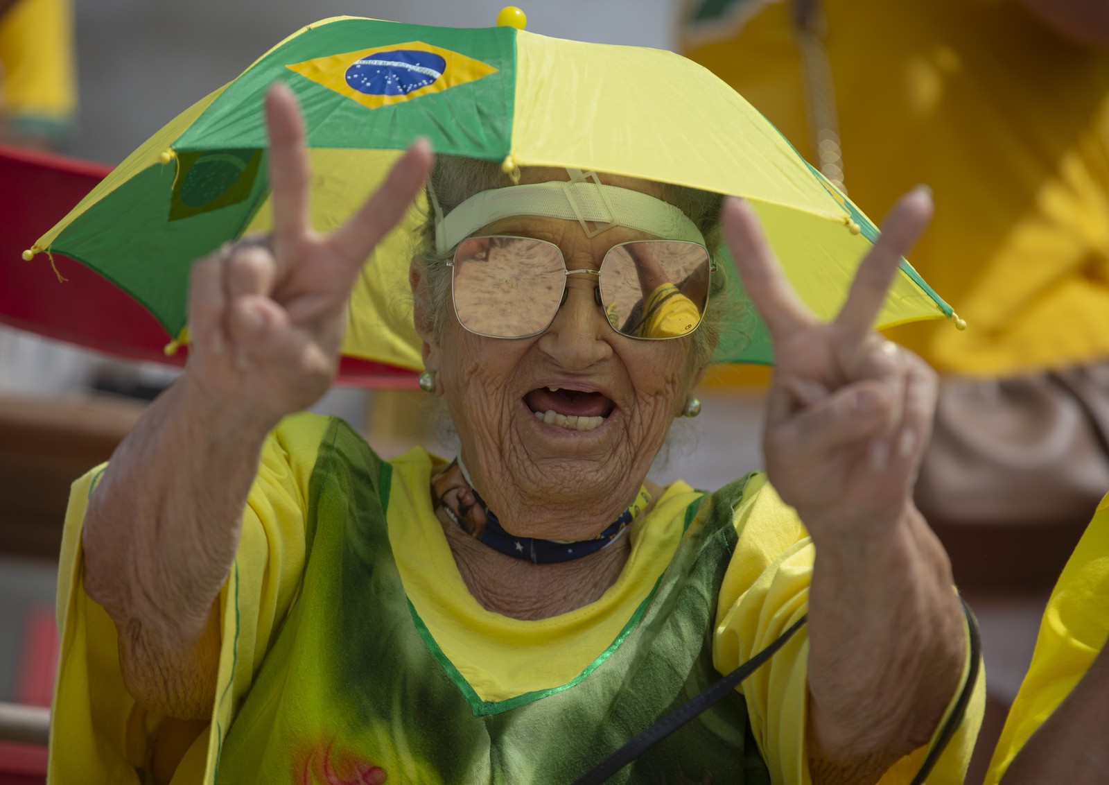 Apoiadora de Bolsonaro durante ato em Copacabana — Foto: Márcia Foletto