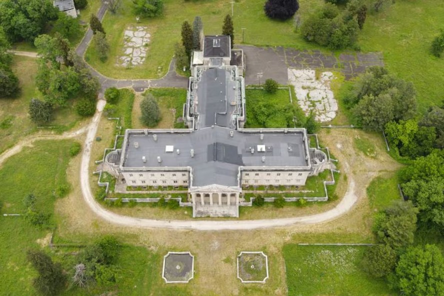 Conhecida como 'a última Versalhes americana', a mansão chamada Lynnewood Hall tem 55 quartos e 20 banheiros.