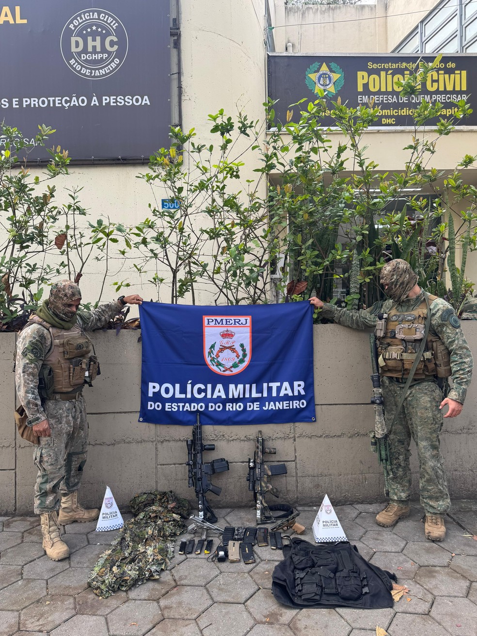 Material apreendido em operação policial no Complexo do Lins — Foto: Divulgação