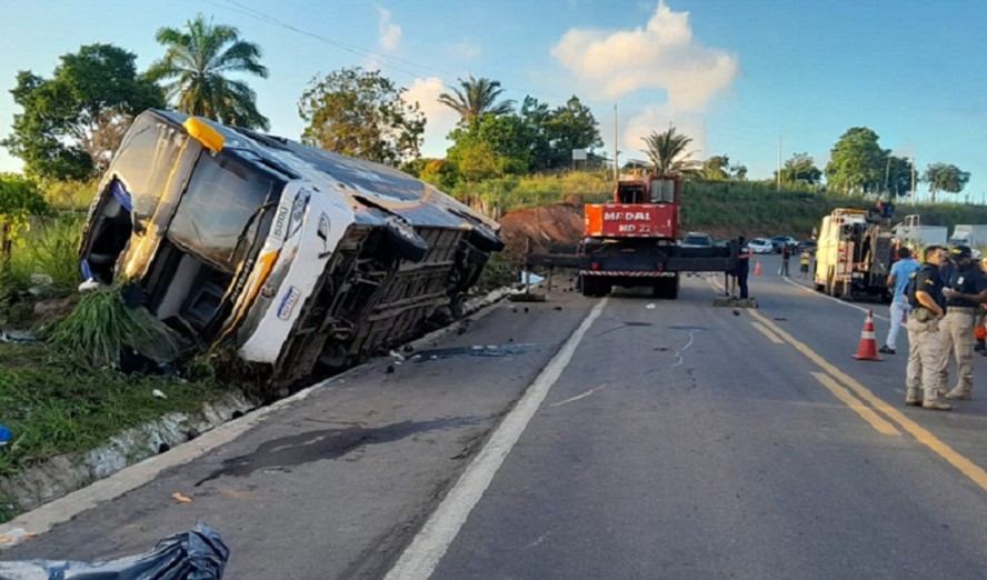 Ônibus de turismo que saiu do Rio de Janeiro tomba e deixa oito mortos na Bahia
