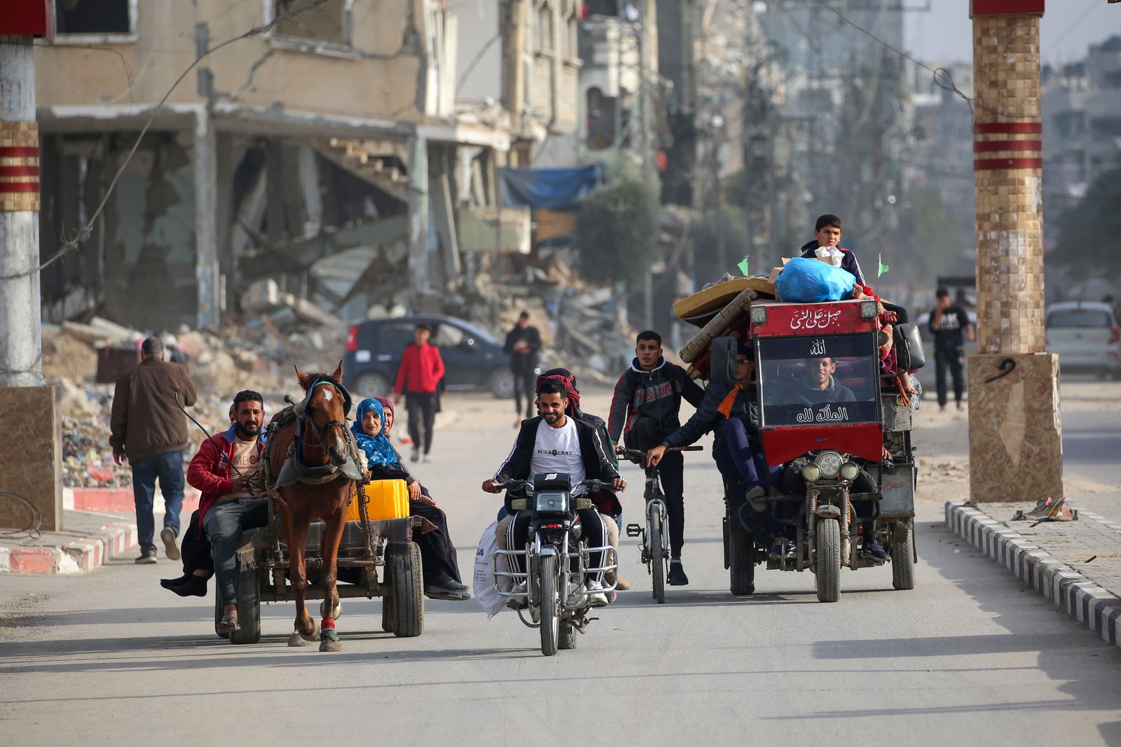 Palestinos fogem do campo de refugiados em Al-Maghazi, região central de Gaza, após ordem de evacuação de Israel — Foto: Eyad BABA / AFP