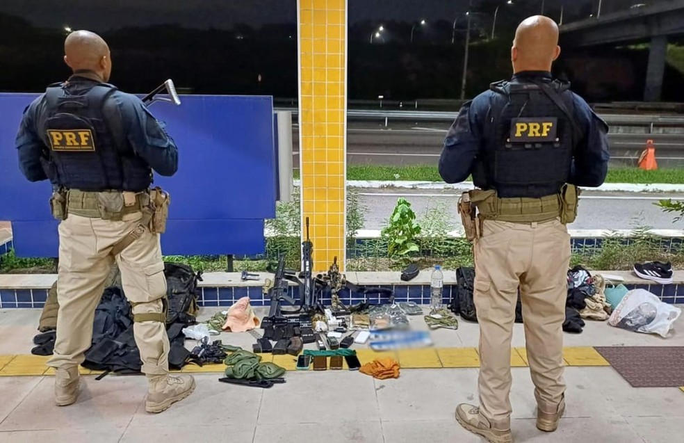 Agentes da PRF com armas e celulares apreendidos com suspeito de envolvimento em mortes em Paty do Alferes — Foto: Divulgação / PRF