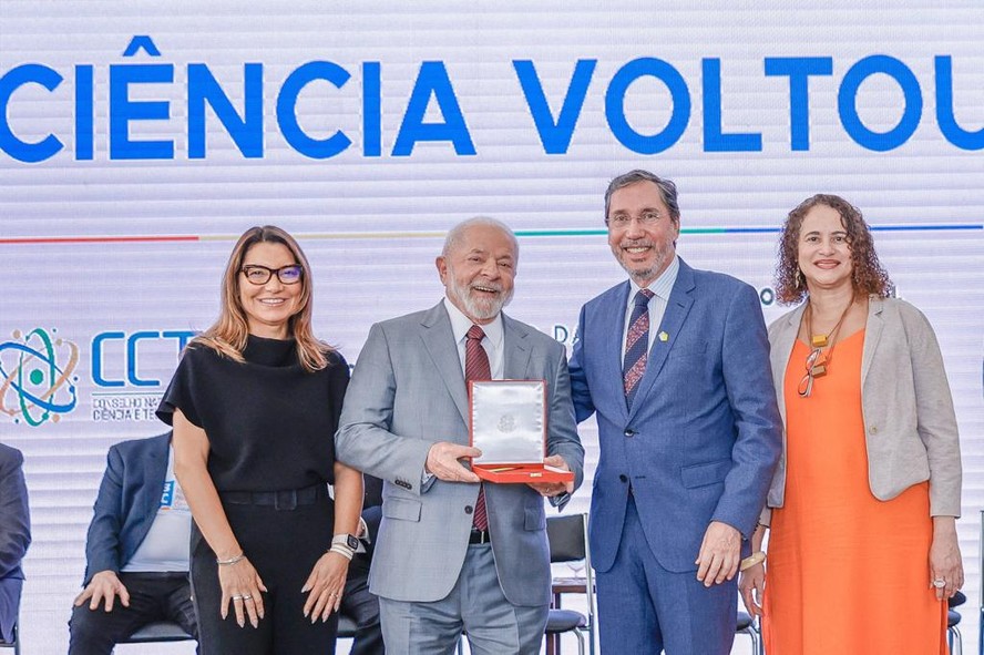 Merval Pereira recebe medalha da Ordem Nacional do Mérito Científico em nome da ABL