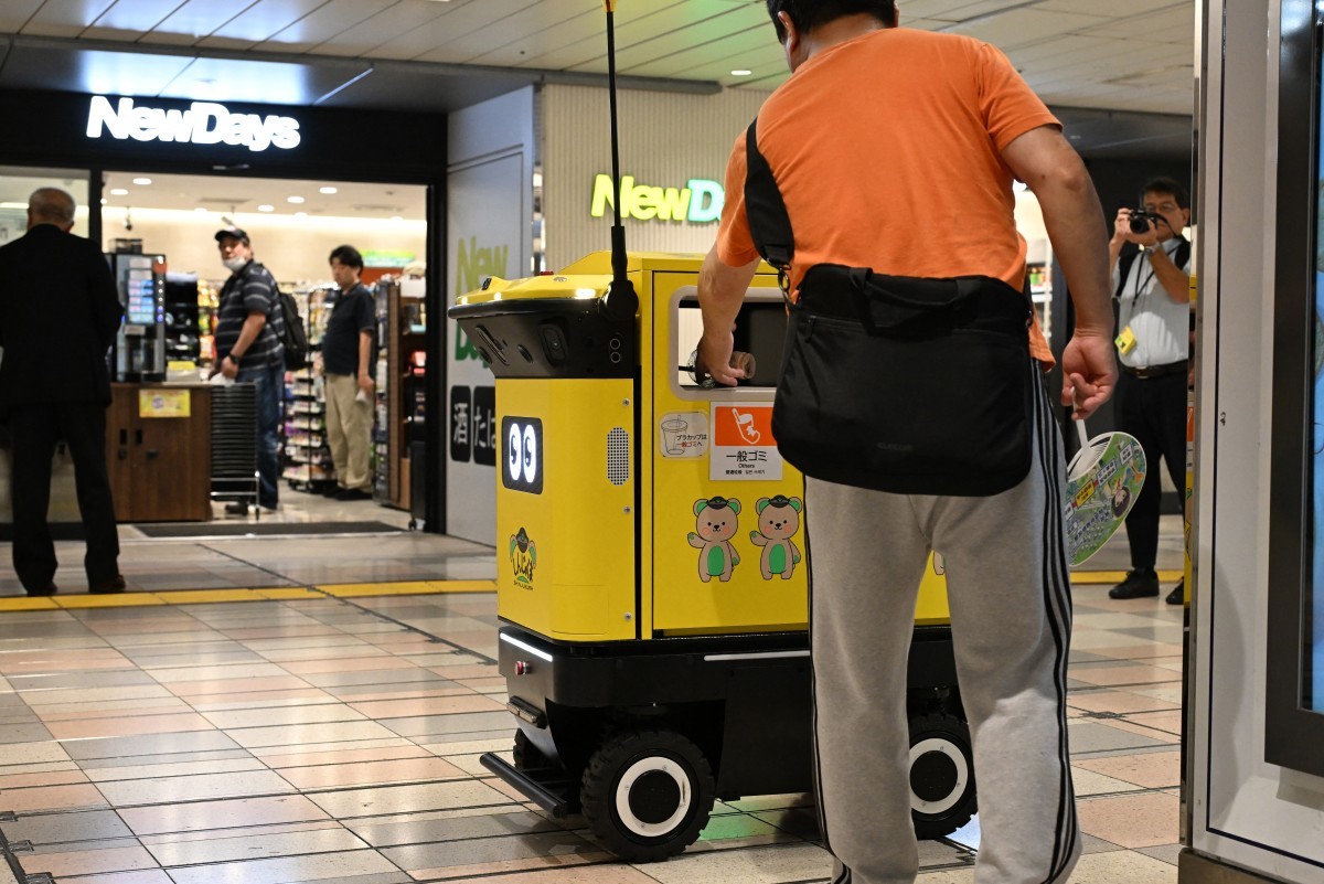 Em Tóquio, estação mais movimentada do mundo testa robôs para recolher lixo