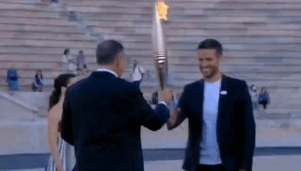 Grécia entrega chama olímpica aos organizadores dos Jogos Olímpicos de Paris, assista
