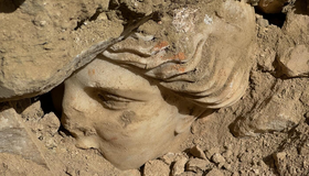 Cabeça de estátua mitológica com mais de 2 mil anos é encontrada na Turquia