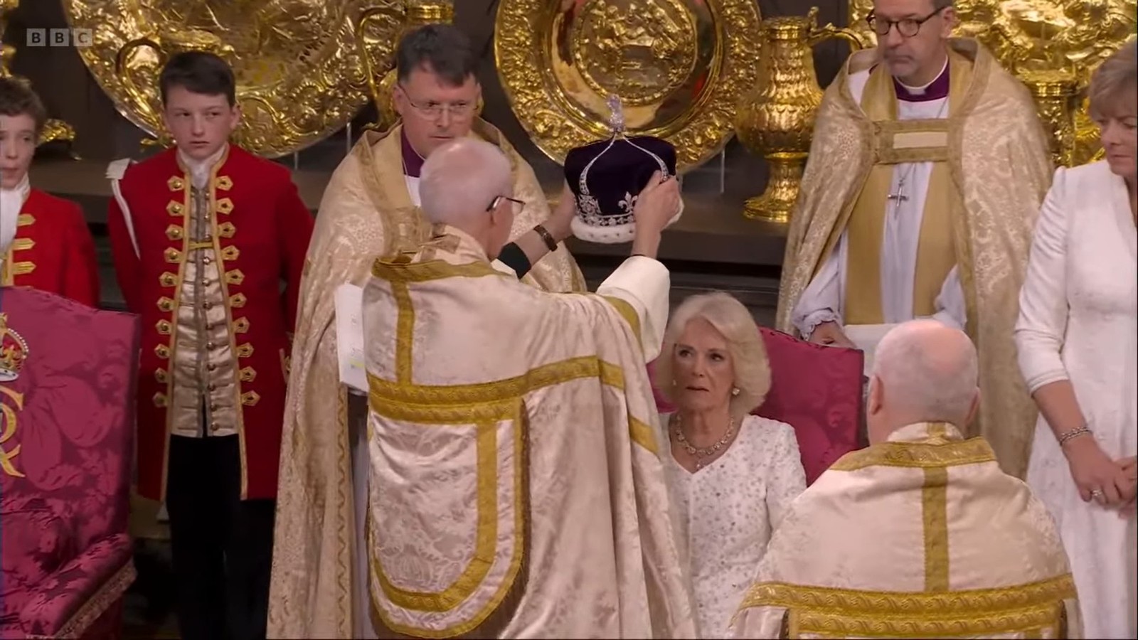 Camilla é coroada rainha durante cerimônia — Foto: Reprodução