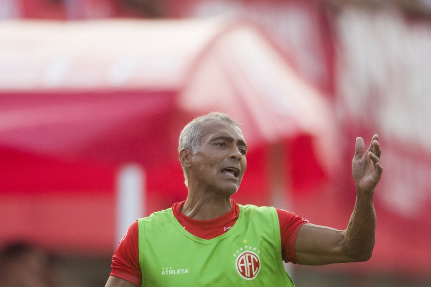 Romário acompanha partida entre America e Petrópolis na estreia da A2 do Carioca. Baixinho não entrou