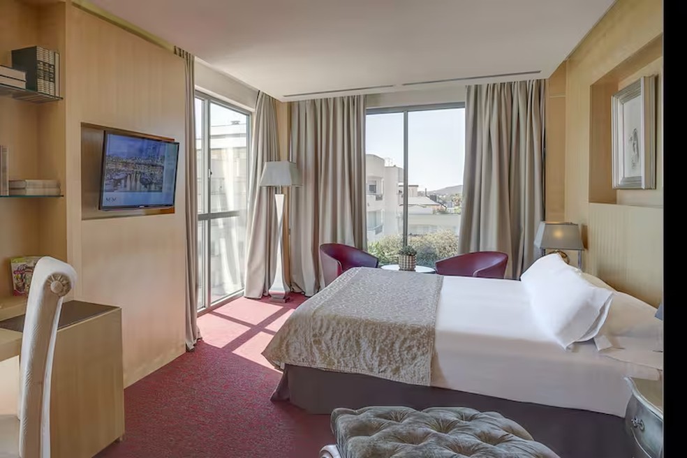 Um dos quartos do hotel de Messi em Sitges — Foto: Reprodução