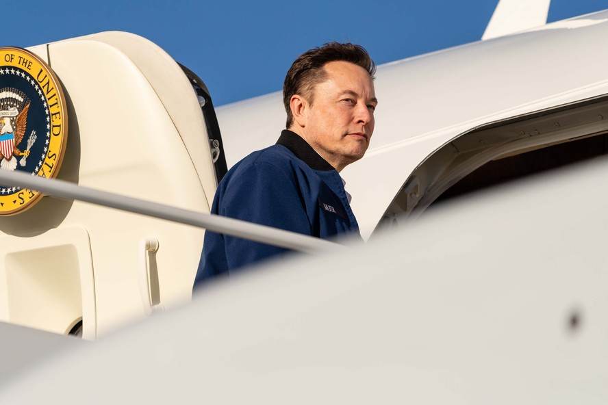 Elon Musk embarca no Air Force One ao lado de Trump, em uma relao marcada por interesses mtuos entre dois lderes profundamente transacionais