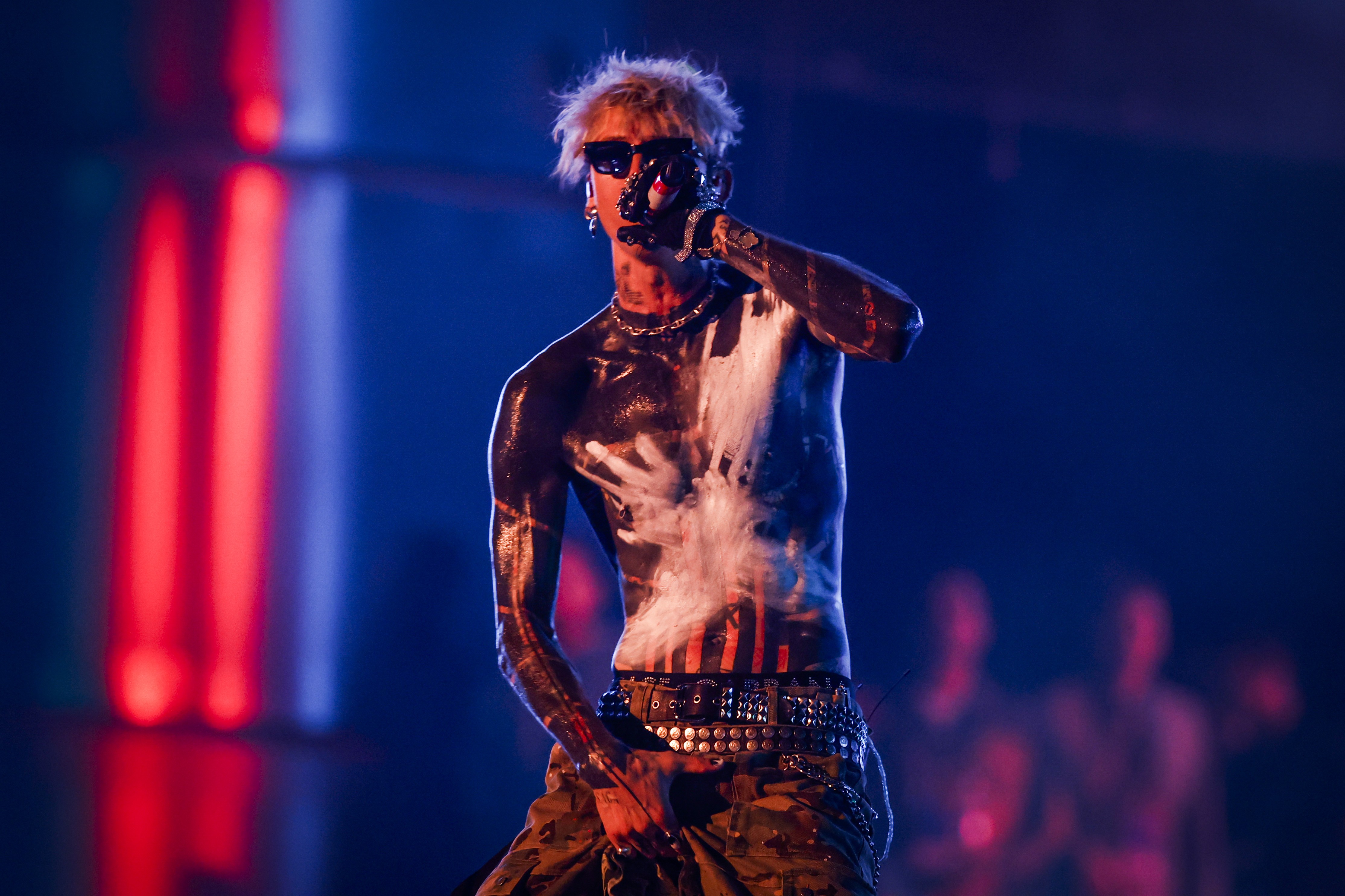 Crítica: Com pinta de gótico problemático e músicas de romântico inseguro, MGK não empolga público no Palco Mundo - Foto