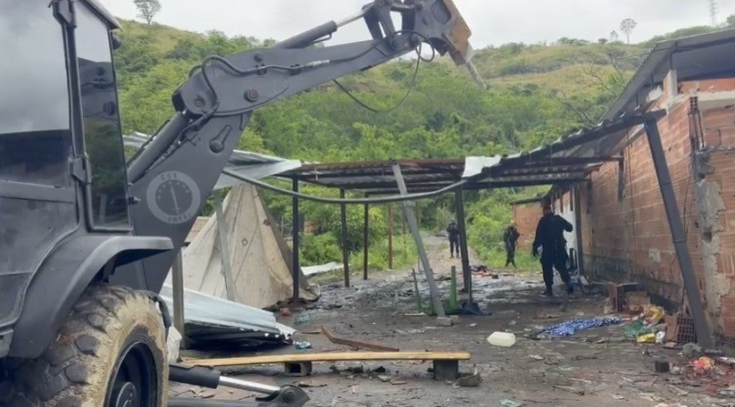 PM remove seis toneladas de barricadas e recupera 11 veículos em operação em Madureira