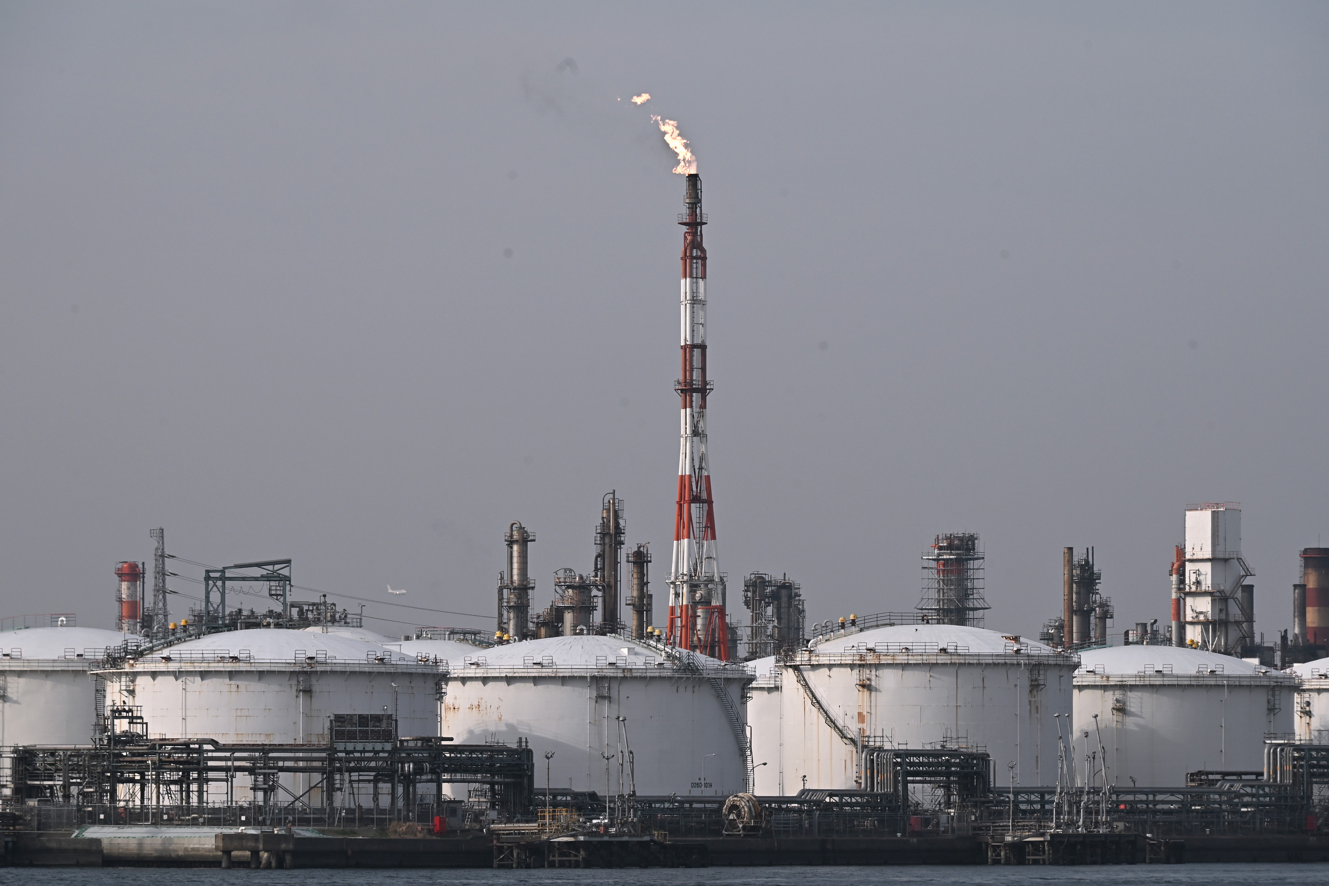 Petróleo cai mais de 5% com avanço nas negociações entre EUA e Irã