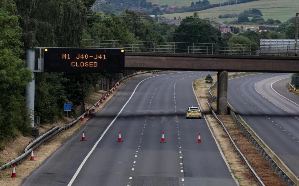 Restos mortais são encontrados às margens de rodovia na Inglaterra, e polícia fecha estrada para investigação - QTU Questões do Universo