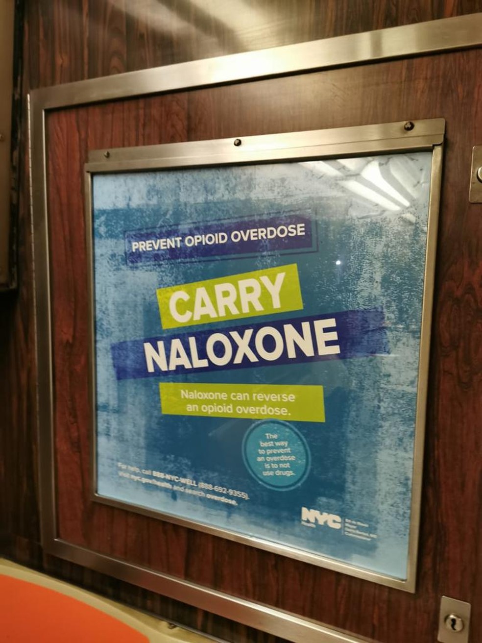 Mural em Nova York em que se lê "Previna overdoses por opioides, carregue naxolona". — Foto: Arquivo Pessoal