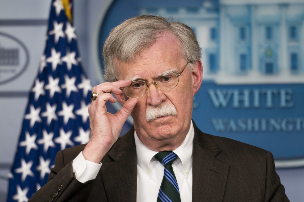 John Bolton, então conselheiro de Segurança Nacional, informa repórteres na Casa Branca em Washington — Foto: Doug Mills/The New York Times