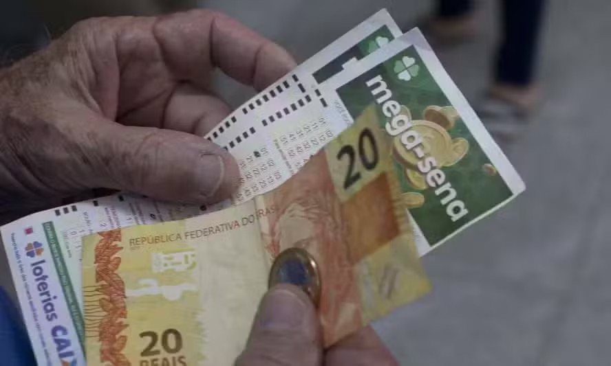 Apostadores aguardam em fila de lotérica para tentar a sorte em prêmio acumulado