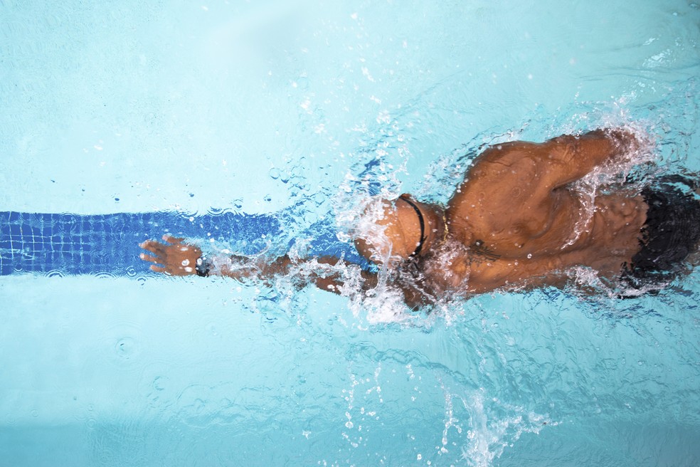 A natação é um treino de corpo inteiro, trabalha braços e pernas, assim como sistema cardiovascular. — Foto: Logan R. Cyrus | The New York Times