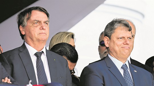 Tarcísio sai em defesa de Bolsonaro após decisão do TSE: 'Seguimos juntos'