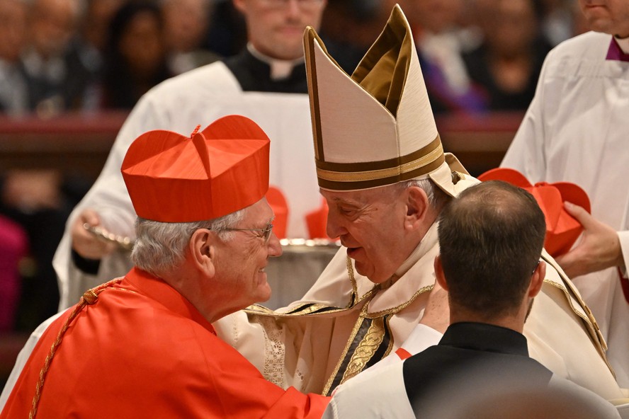Papa Francisco fala com Monsenhor Leonardo Ulrich Steiner (esq.) depois de elevá-lo a cardeal, em 2022, na Basílica de São Pedro, no Vaticano