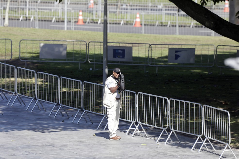 Movimentação no entorno do MAM durante o primeiro dia da Cúpula do G20 no Rio de Janeiro. Na foto, arma contra drone. — Foto: Gabriel de Paiva / Agência O Globo