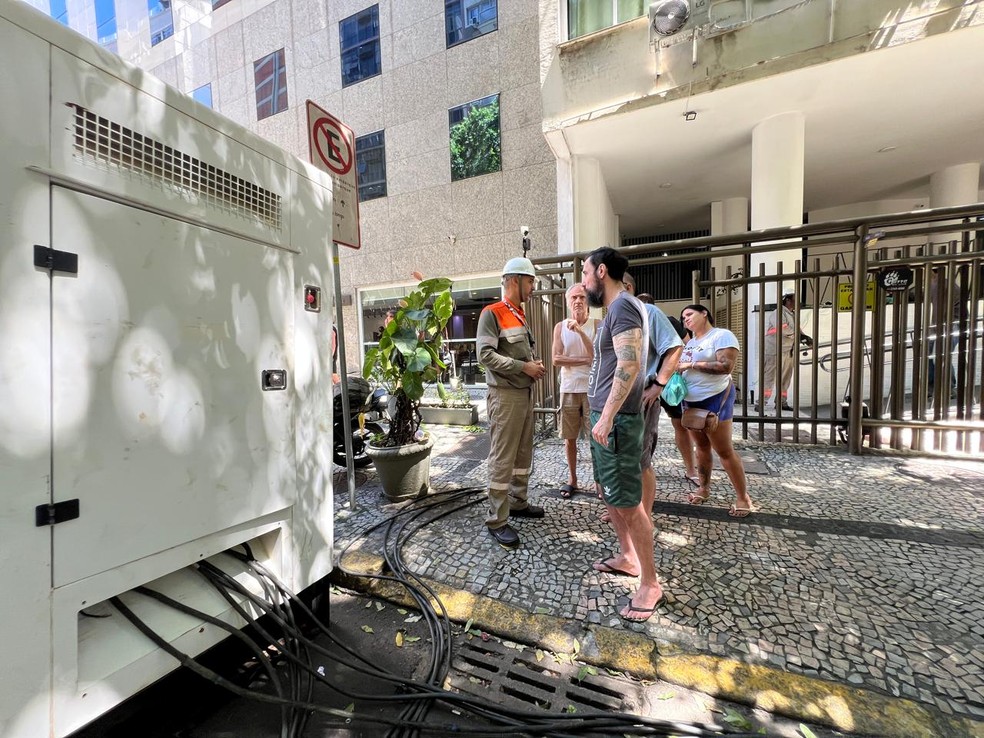 Moradores saem de casa na manhã desta segunda-feira para cobrar informações diretamente das equipes que atuam no local — Foto: Ana Branco