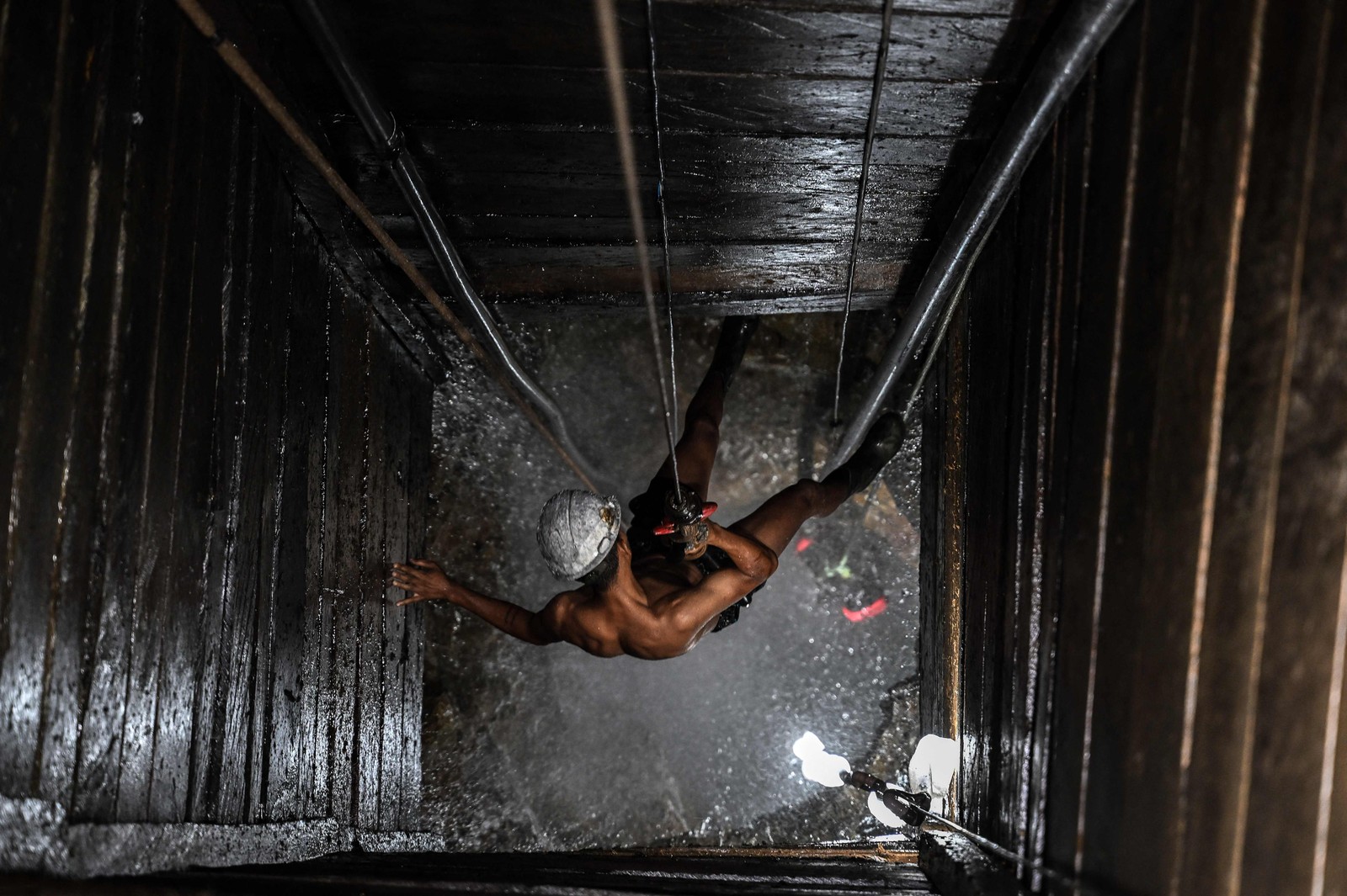  Um mineirador trabalha em uma mina ilegal de cobre, em Canaã dos Carajás. A cidade expandiu muito nos últimos anos graças a mineração. — Foto:  Nelson ALMEIDA / AFP