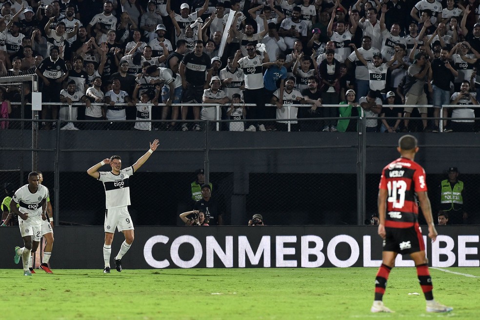 Jogadores do Olimpia comemoram gol sobre o Flamengo — Foto: Norberto Duarte/AFP