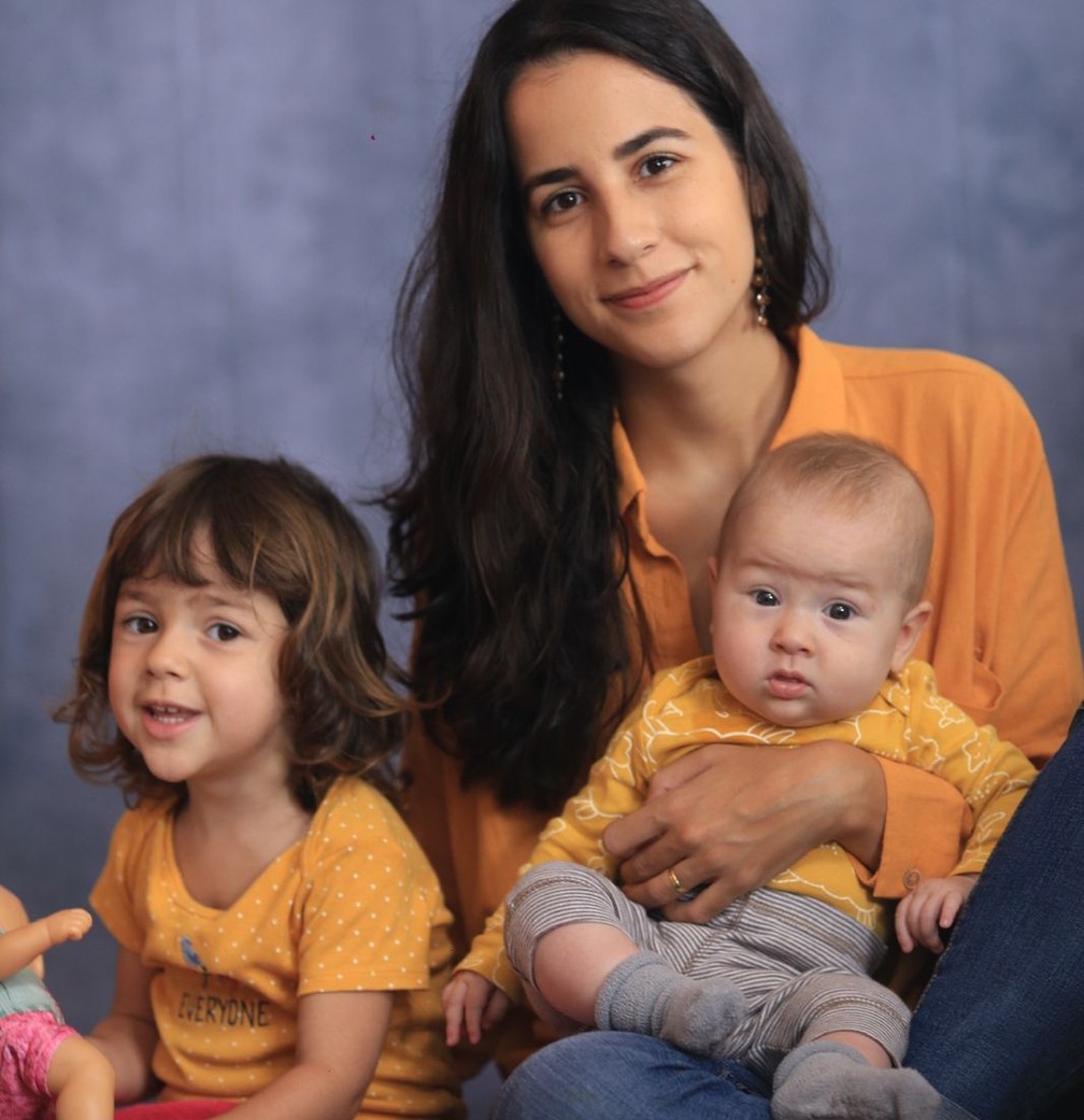 Ana e as filhas Clarice, 3 anos, e Romana, de 1: post sobre convulsão teve mais de 70 mil likes — Foto: Acervo Pessoal