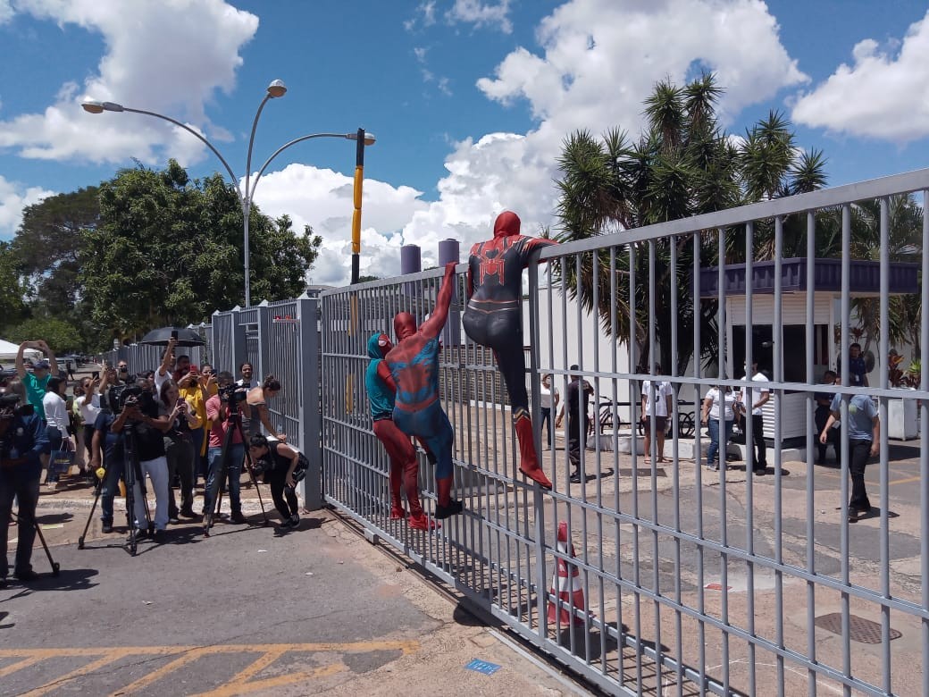 Homens fantasiados de Homem-Aranha estavam prontos para fazer chacota dos atrasados na Uniceub, em Brasília, mas ninguém se atrasou — Foto: Eduardo Gonçalves/Agência O Globo