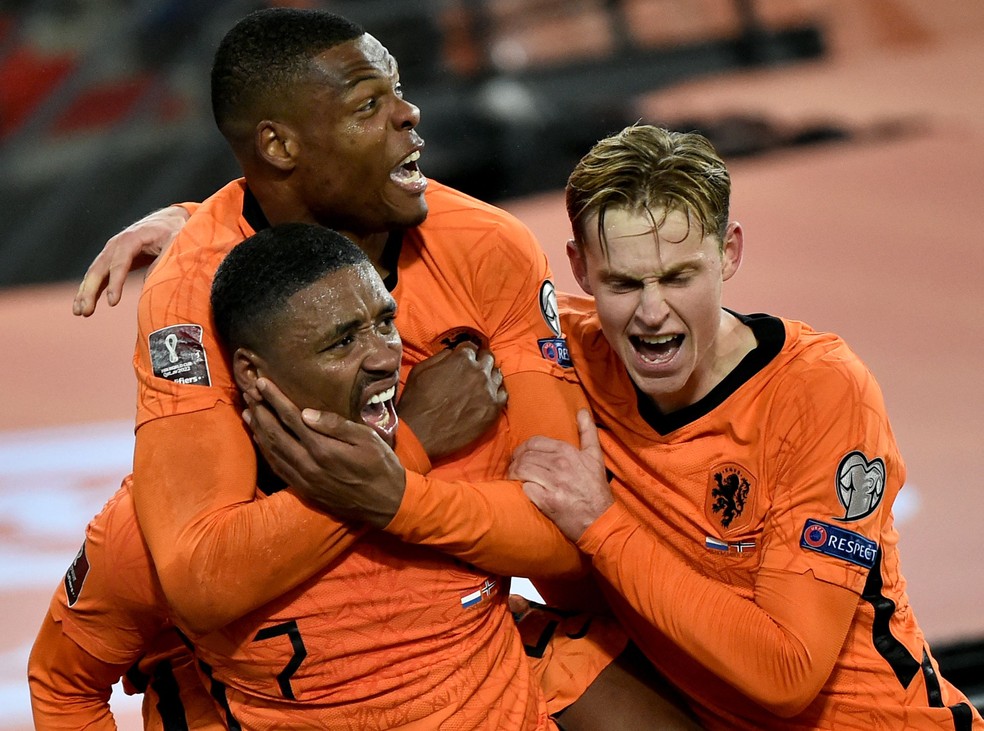 Bergwijn (esquerda) em ação pela Holanda — Foto: JOHN THYS / AFP